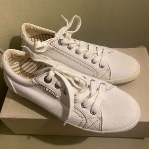 Taos Sneakers Size 8 New NWT